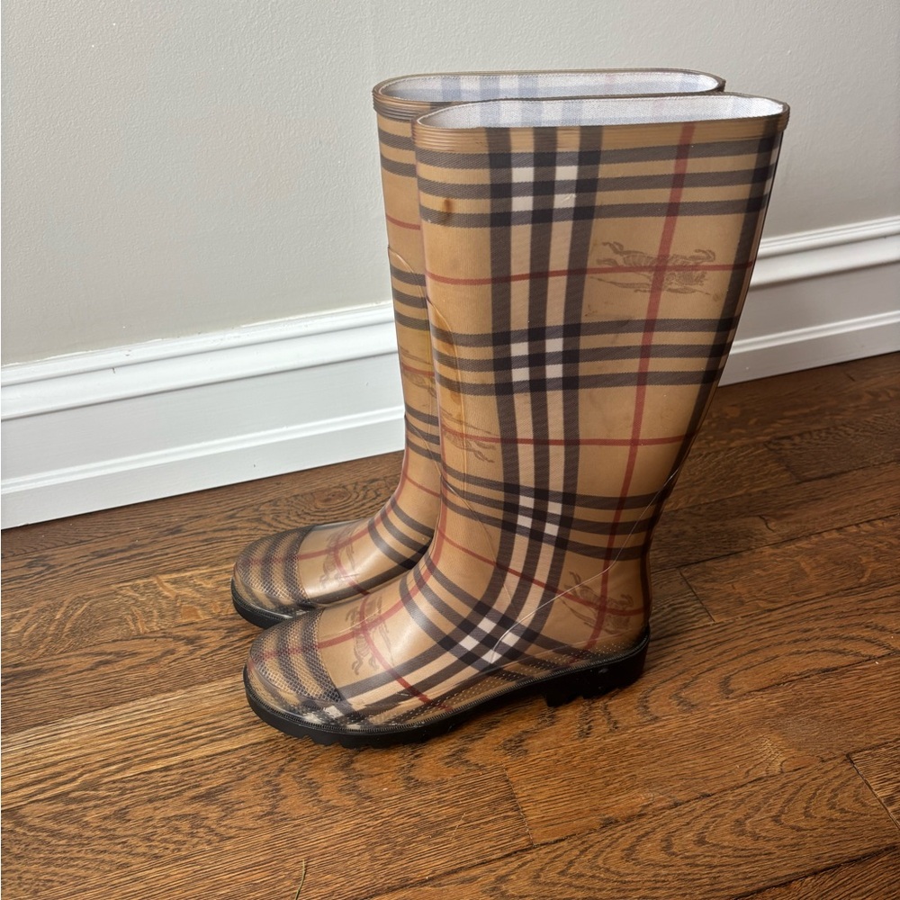 Classic Burberry Rain Boots - Picture 9 of 9